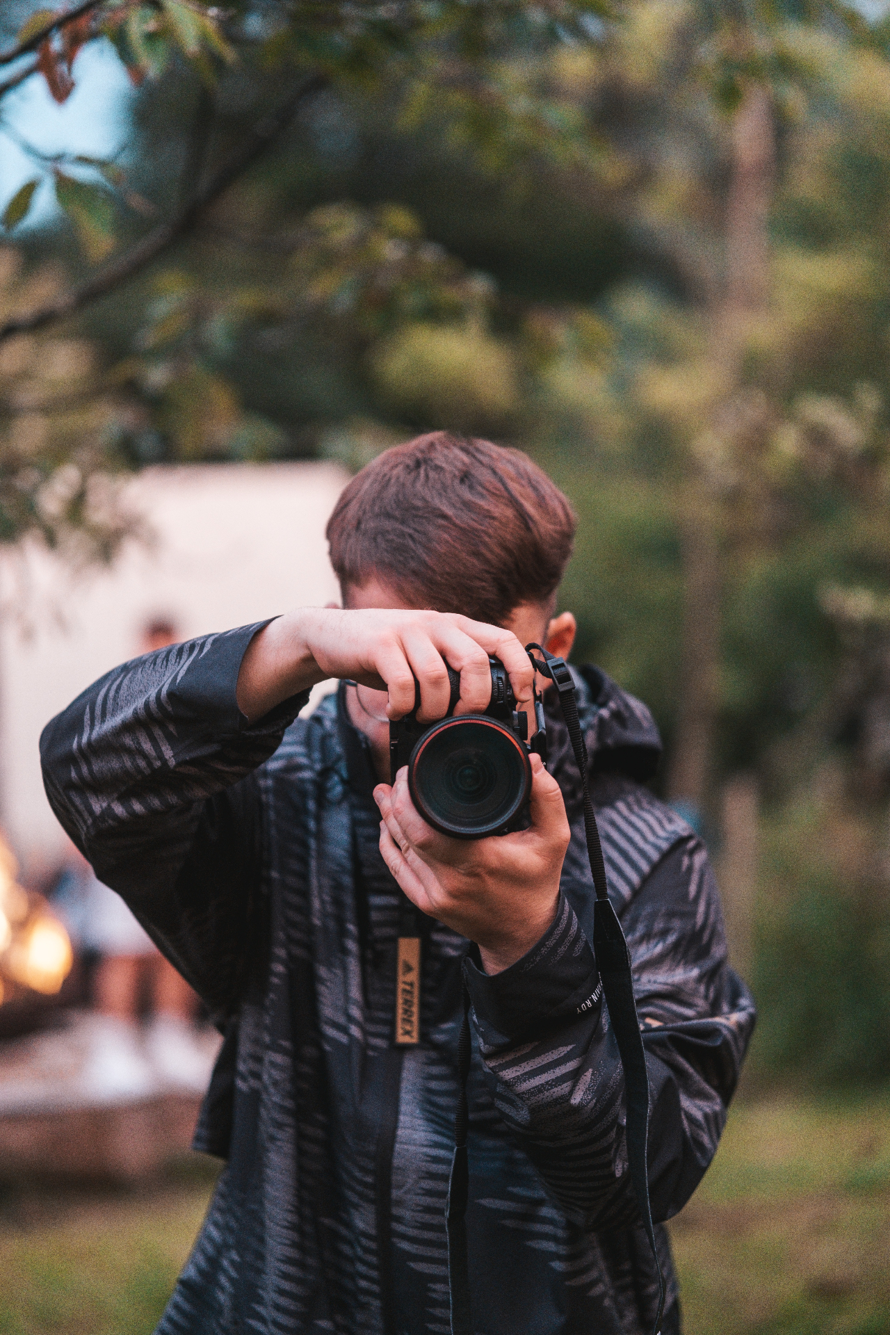 Mediasparrow — Fotograf hält Kamera in die Kamera